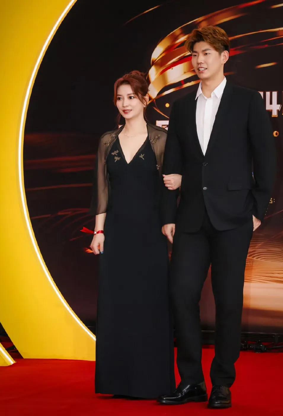 这是黄雅琼和刘雨辰参加活动的现场照。照片中黄雅琼优雅的挽着刘雨辰的胳膊。穿着黑色