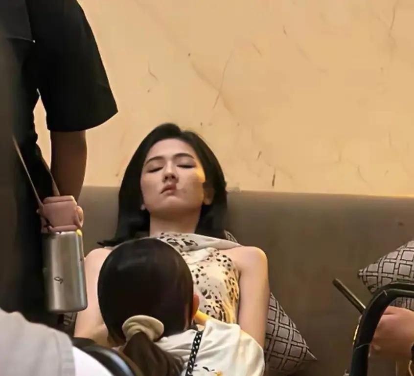 白鹿私下里休息的样子，褪去美女滤镜满脸疲惫 ​​​