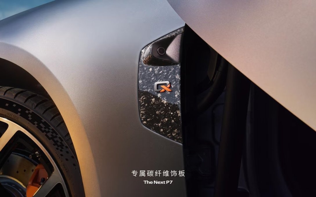 你别说，加点碳纤维装饰，小气质“嗷”一下就上了。 ​​​