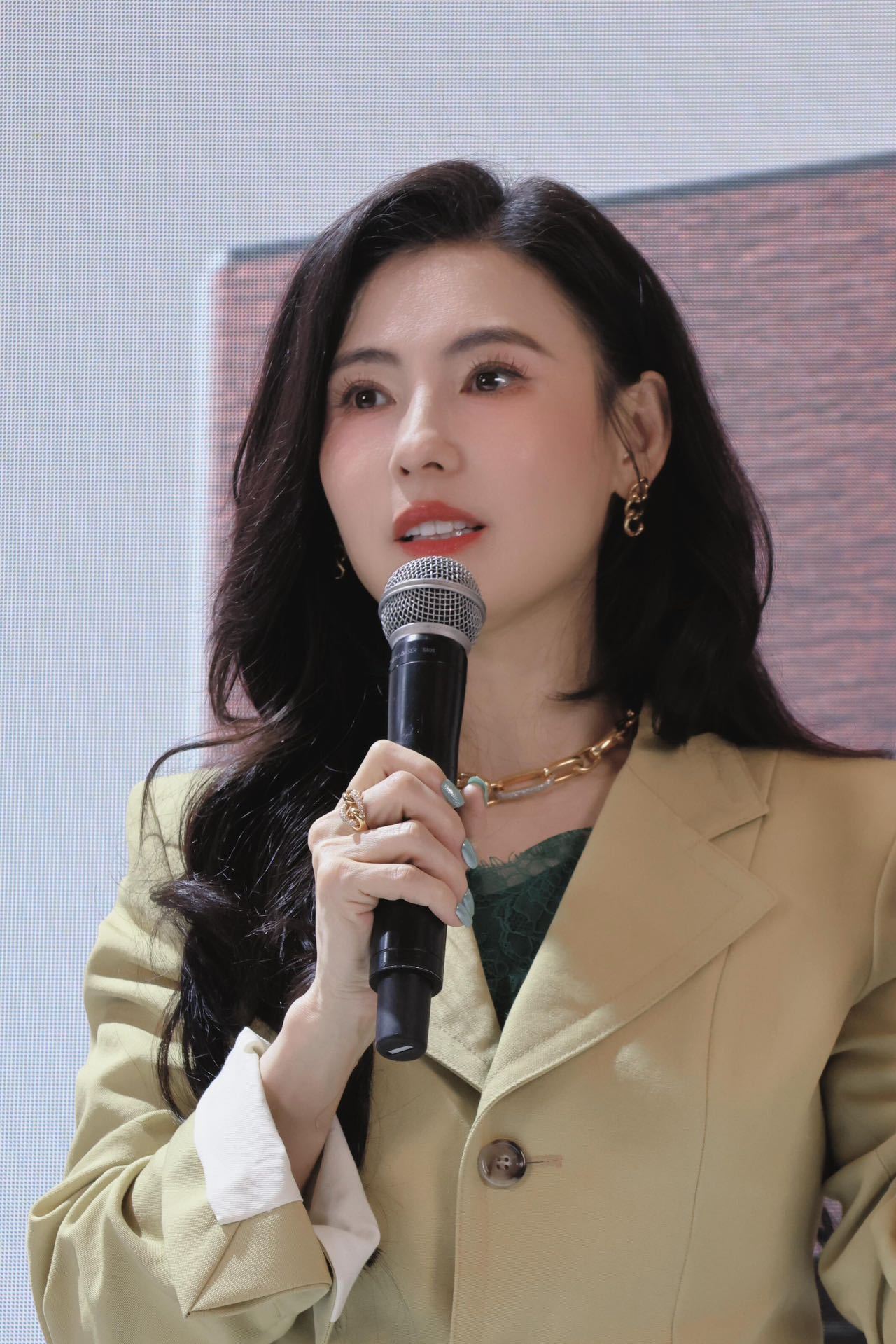 第二眼才看到张柏芝戴了黄金姐这状态是吃了防腐剂吗？黑长直一披，新中式一穿，简简单
