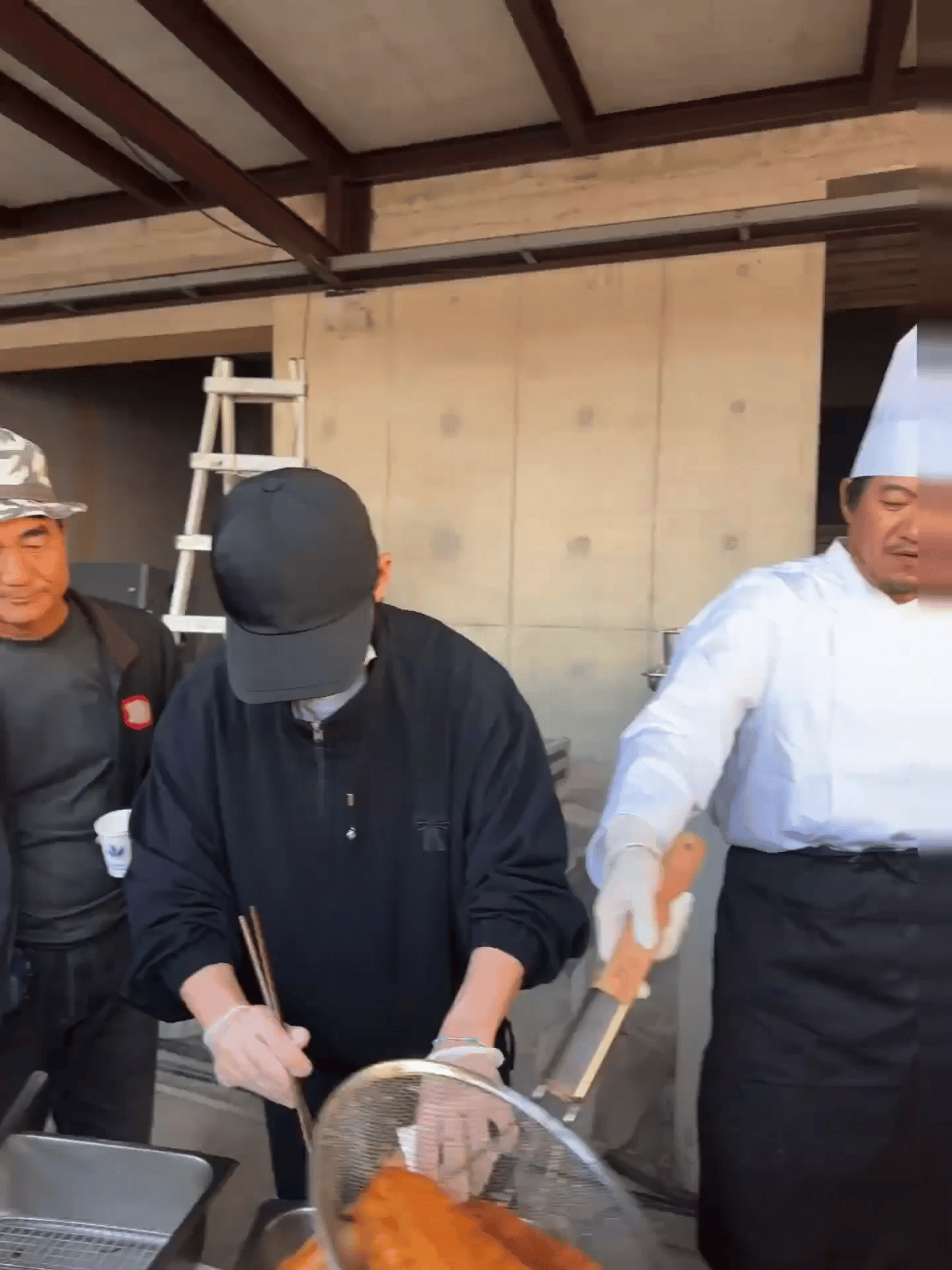朱一龙凌晨三点在炸油条！他和好姐妹彭冠英一起现身阿那亚戏剧节，朱一龙和导演陈明昊