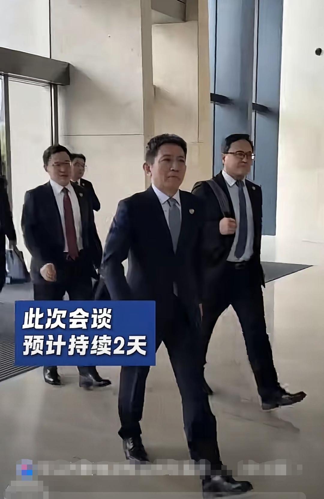 这步伐，钪锵有力，这气势，排山倒海，国家民族利益，绝不容任何侵犯。