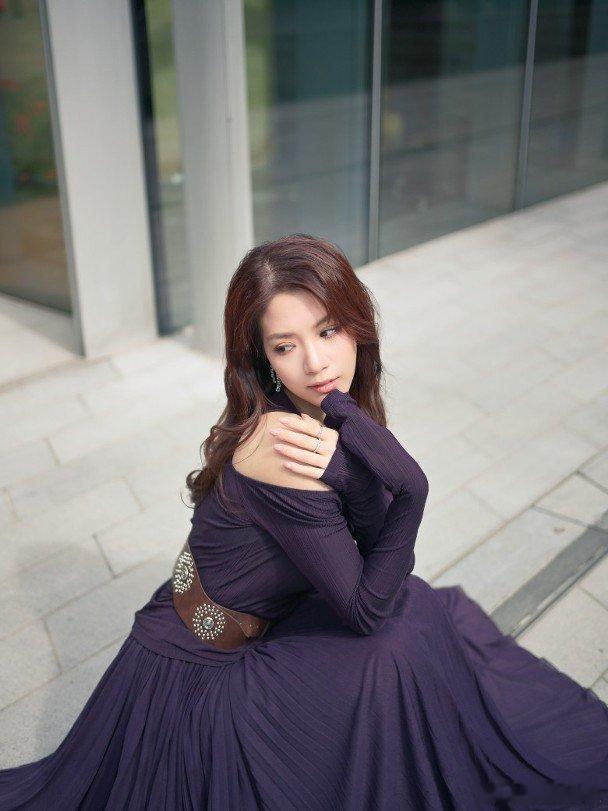 藝人陳曉華（Hera）在無綫劇集《非常檢控觀》中扮演被丈夫何廣沛不認妻的「癲婆」