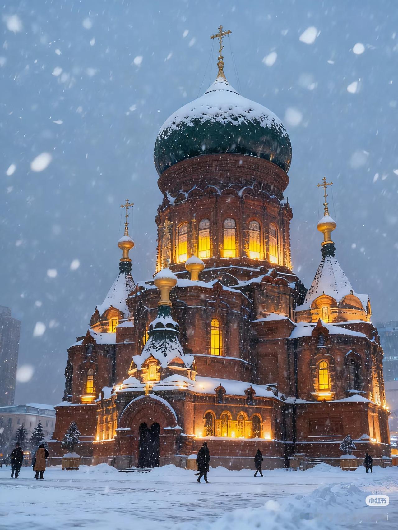 不是单纯多了些游客，是连本地人都忍不住常出门逛，感觉整座城都在发光～
以前冬天除