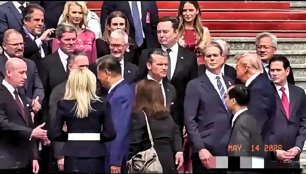 刚才刷到卢比奥那段视频，真的被那个瞬间给逗乐了。

刚握完手寒暄结束，这人简直像