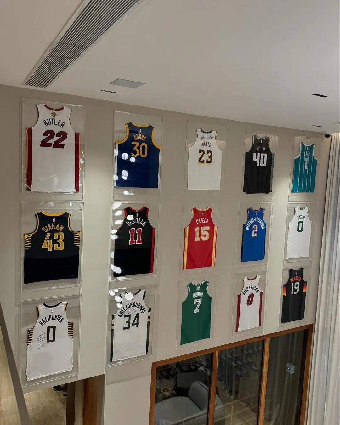 维尼修斯晒照展示自己的NBA球衣收藏，巴特勒球衣在第一位，排在詹杜库前[doge