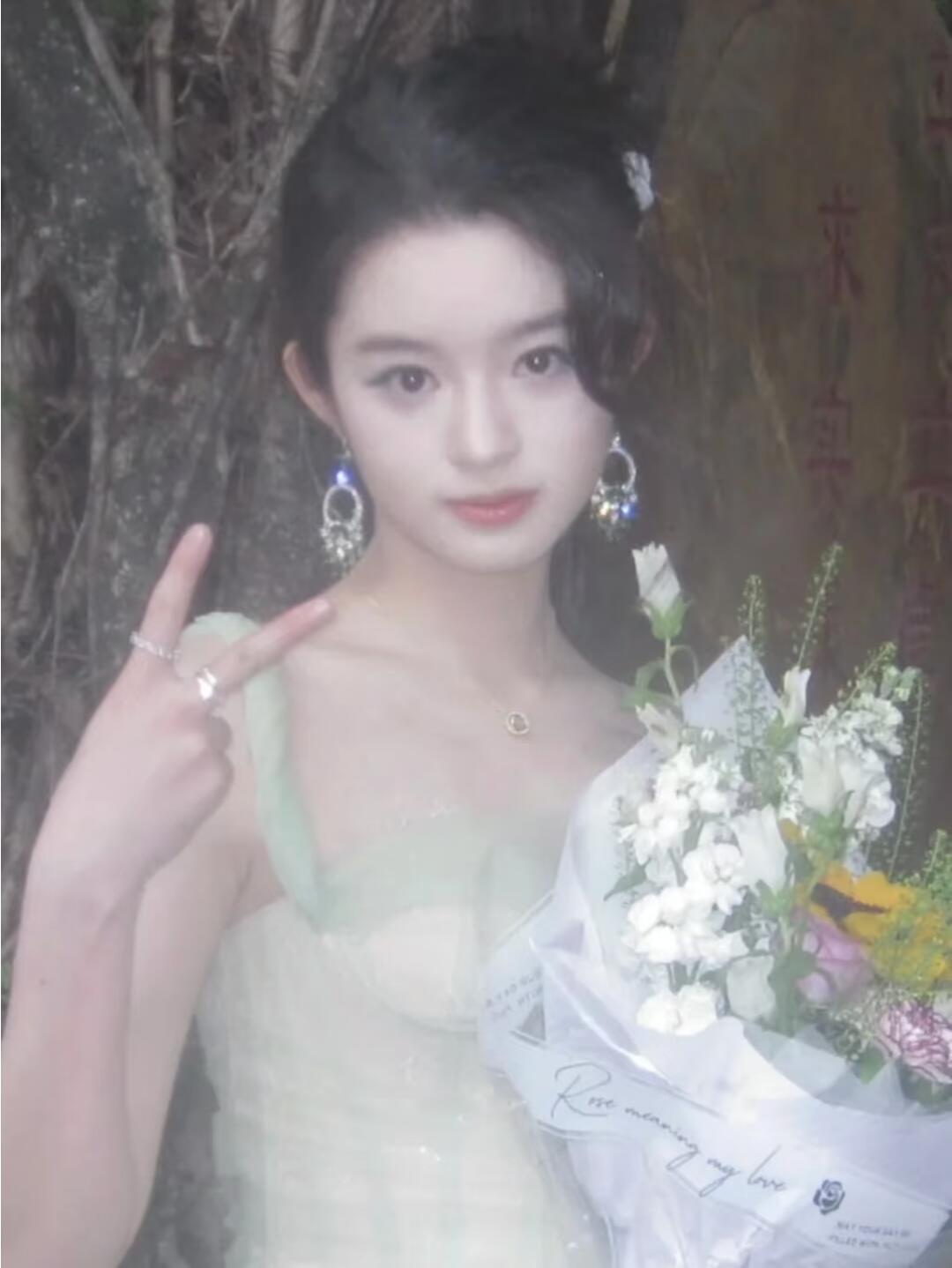 我有一个朋友她想知道仿制的这么好的玻璃从哪里买的？！黄杨某甜天价耳环为玻璃饰品 