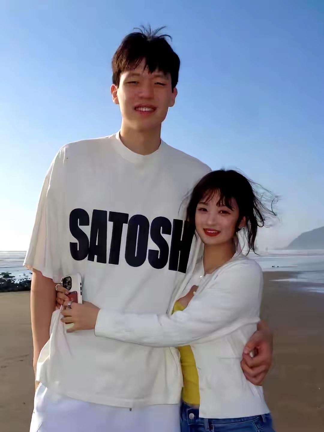 杨瀚森有女朋友也不违法，当然这件事网上各种说法都有了。至于影不影响事业，杨瀚森把