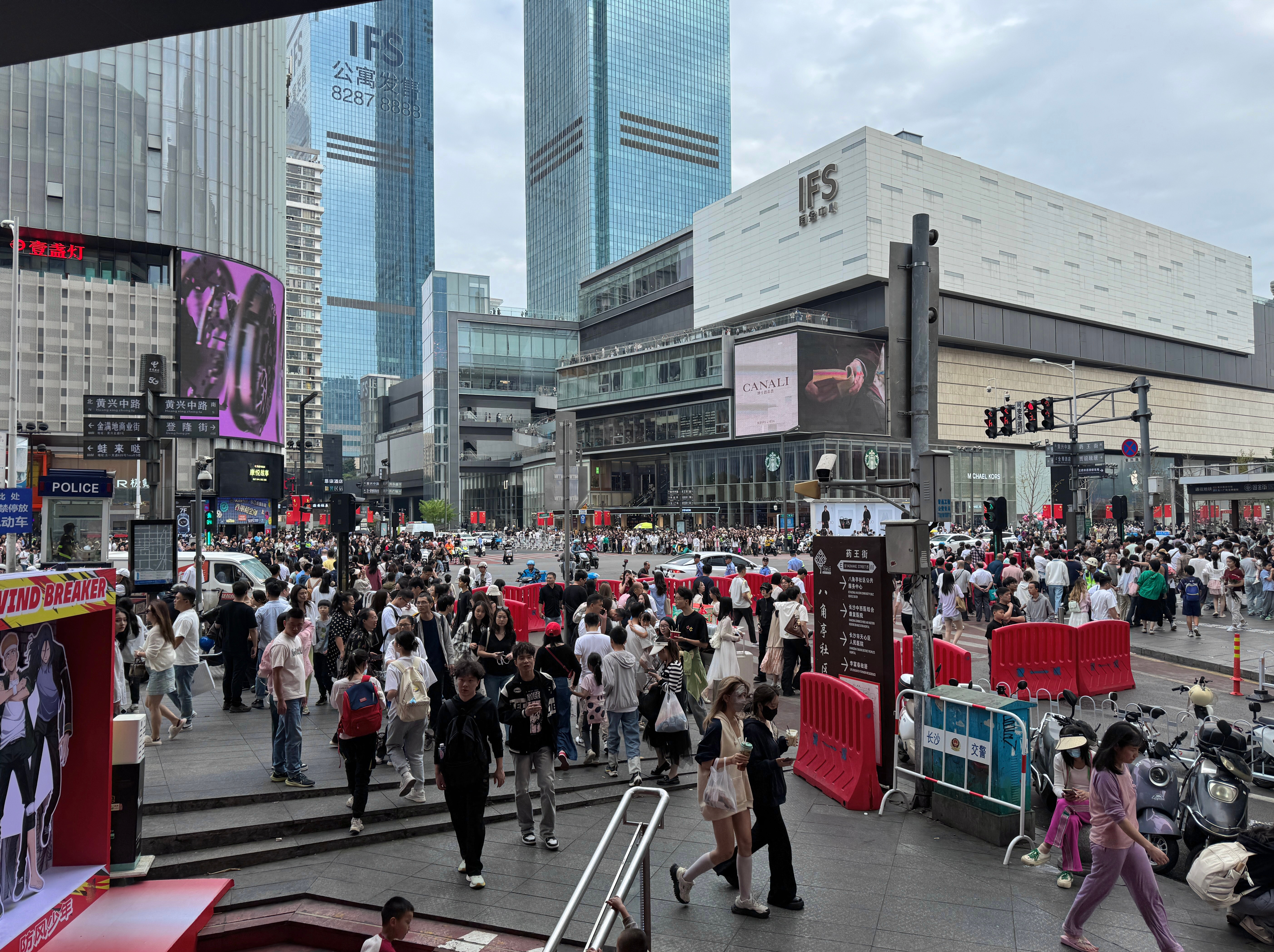 来到某网红城市看“人山人海”了，走了一天[晕]最后深夜放个毒[嘻嘻] ​​​