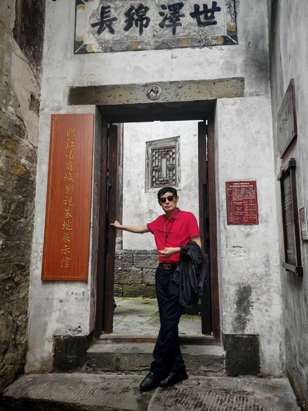 晚安晚安心语 屠呦呦说:不要去追一匹马，用追马的时间种草，待到春暖花开时，就会有