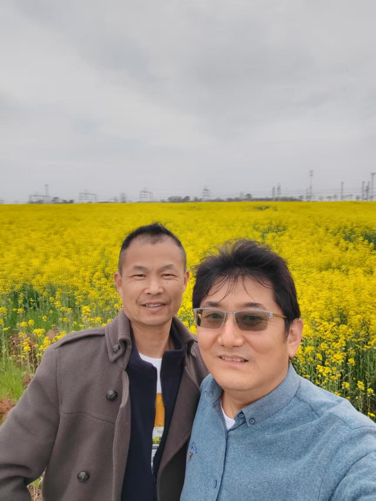 快五十岁的同学在一起，小魏头发还那么又黑又长，我的都快掉光了。岁月是把杀猪刀，对