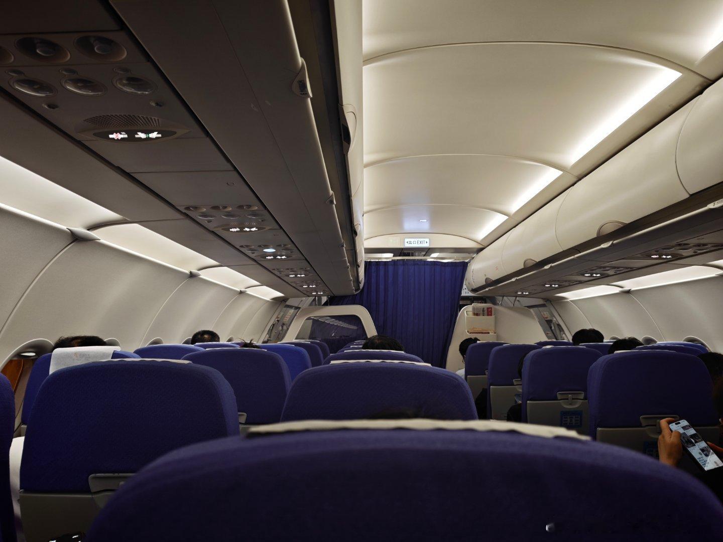 飞机上，旁边的小哥一边听电话会，一边飞书和同事聊天。小哥：xx总说了20分钟，到