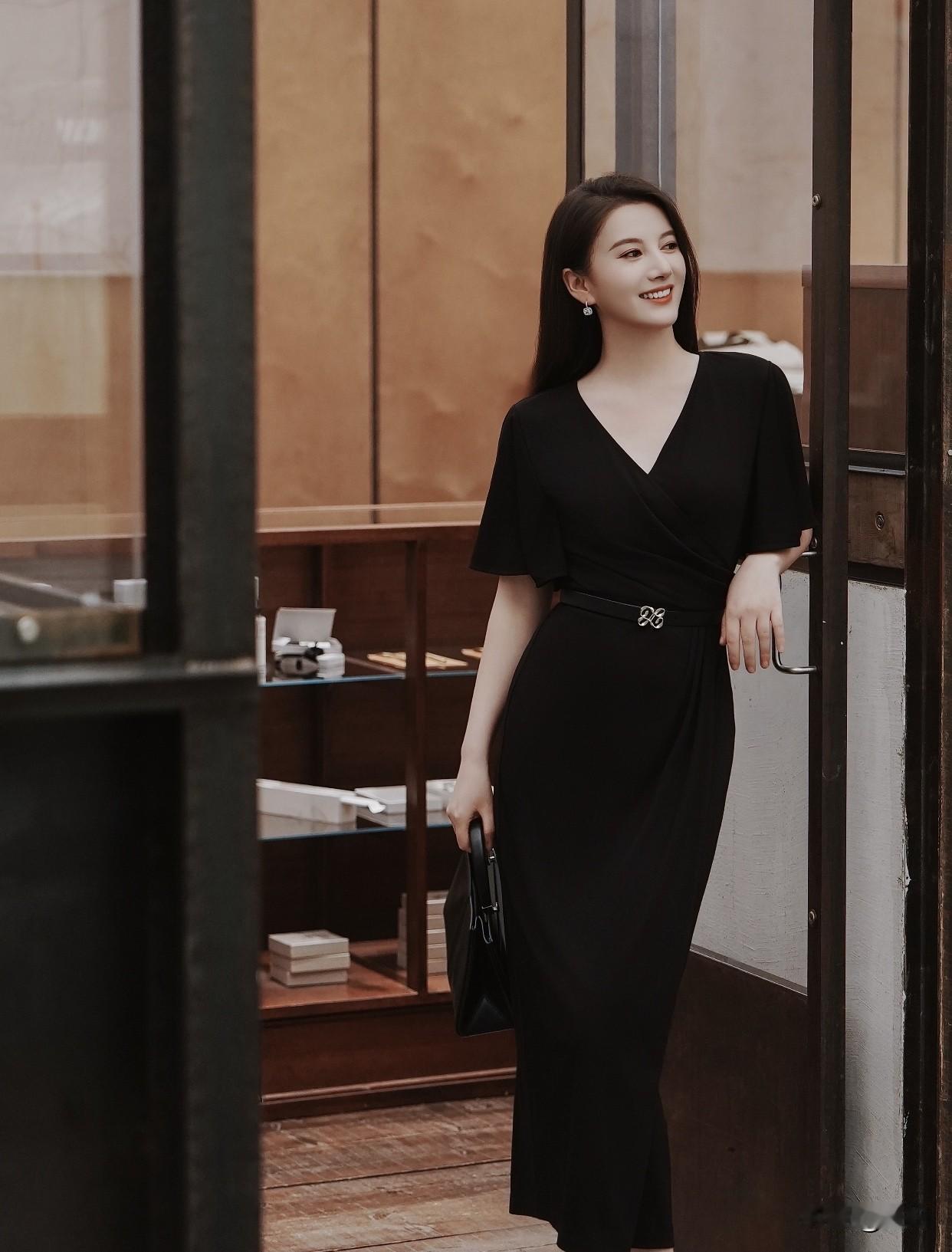 爱笑的女人总是特别招人喜欢，能把快乐传递给身边人。她们自带自信光环，不在乎岁月痕