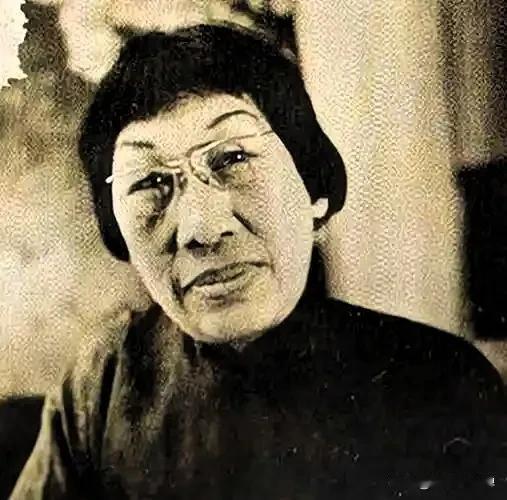 1908年妓院退货的丑女人，竟成央美首席，自画像竟卖出1021万天价。
公元19