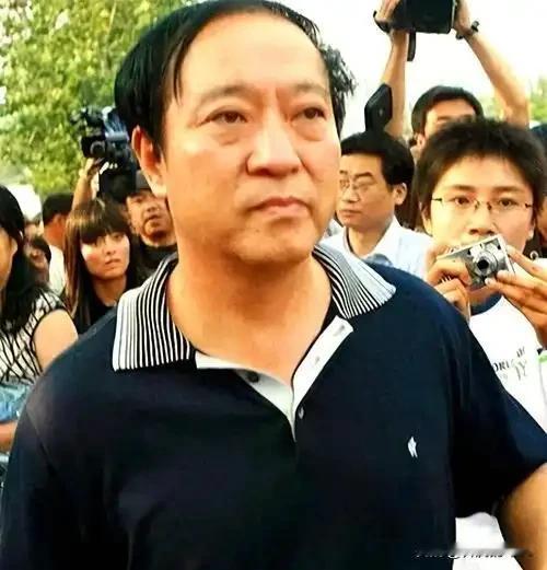 著名相声演员牛群曾请他的老搭档冯巩吃饭，期间还被冯巩教育。这究竟是怎么回事呢？聚