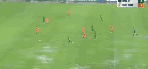 裆部运球解围[捂脸][捂脸][捂脸]，这比赛太好玩了！不愧是中超赛场，没水都不行