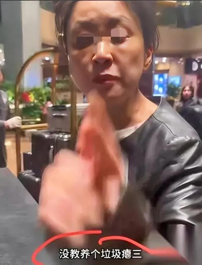 太嚣张了！

上海某酒店内

喊三声娃名居然被追着骂？

江苏来的宝妈住店，边健
