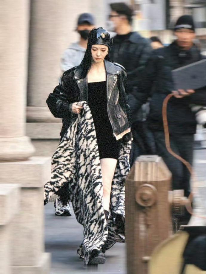 刘浩存皮革飞行员夹克  刘浩存假两件飞行员夹克  看刘浩存如何用皮革飞行员夹克和