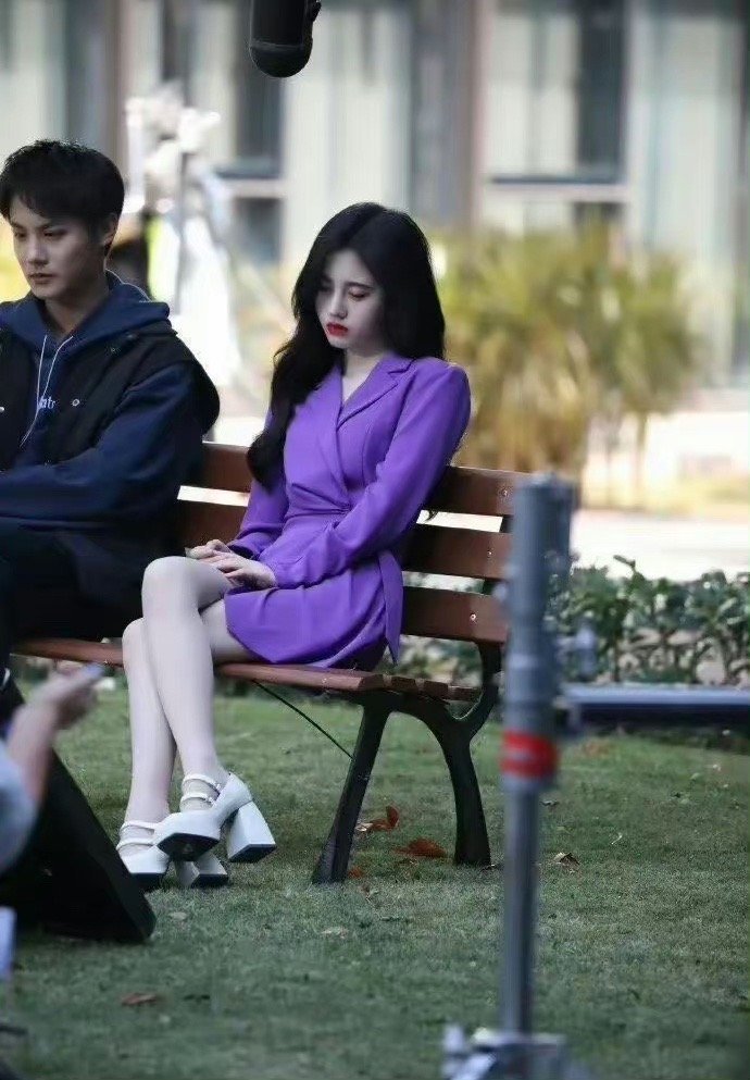 这组照片就能看出鞠婧祎的头身比例不太好啊！ ​​​