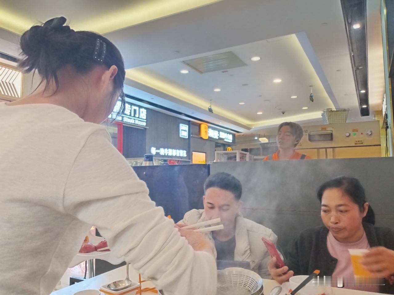 孩子们远在千里打工，思念家乡的亲人，也渴望得到家乡美食，他们在异乡也想把他乡土特