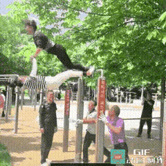大妈大爷玩出新花样，单杠玩成双杠发动机！
人体倒挂金钟，大妈天下无敌！

退休大