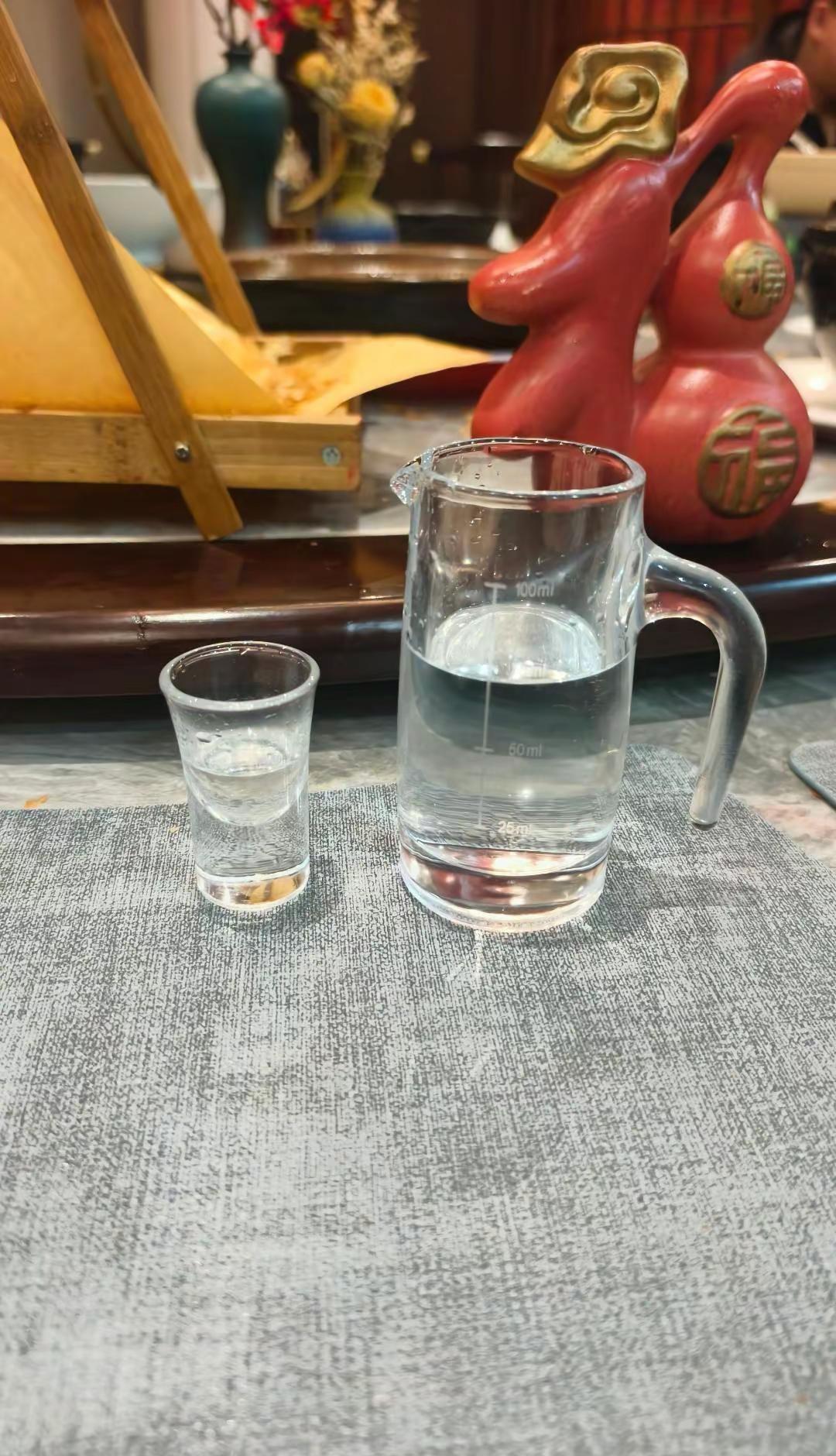 喝到微醺的时候，人就会变得感性，想说的话都在眼里，在酒里，借着七分醉意，敬过往，