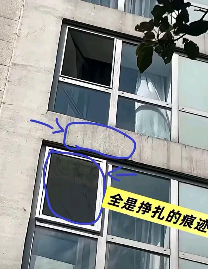 可怜的于朦胧，如果当时恰巧有一个路人经过，拿出手机拍下这一幕该有多好，这样于朦胧