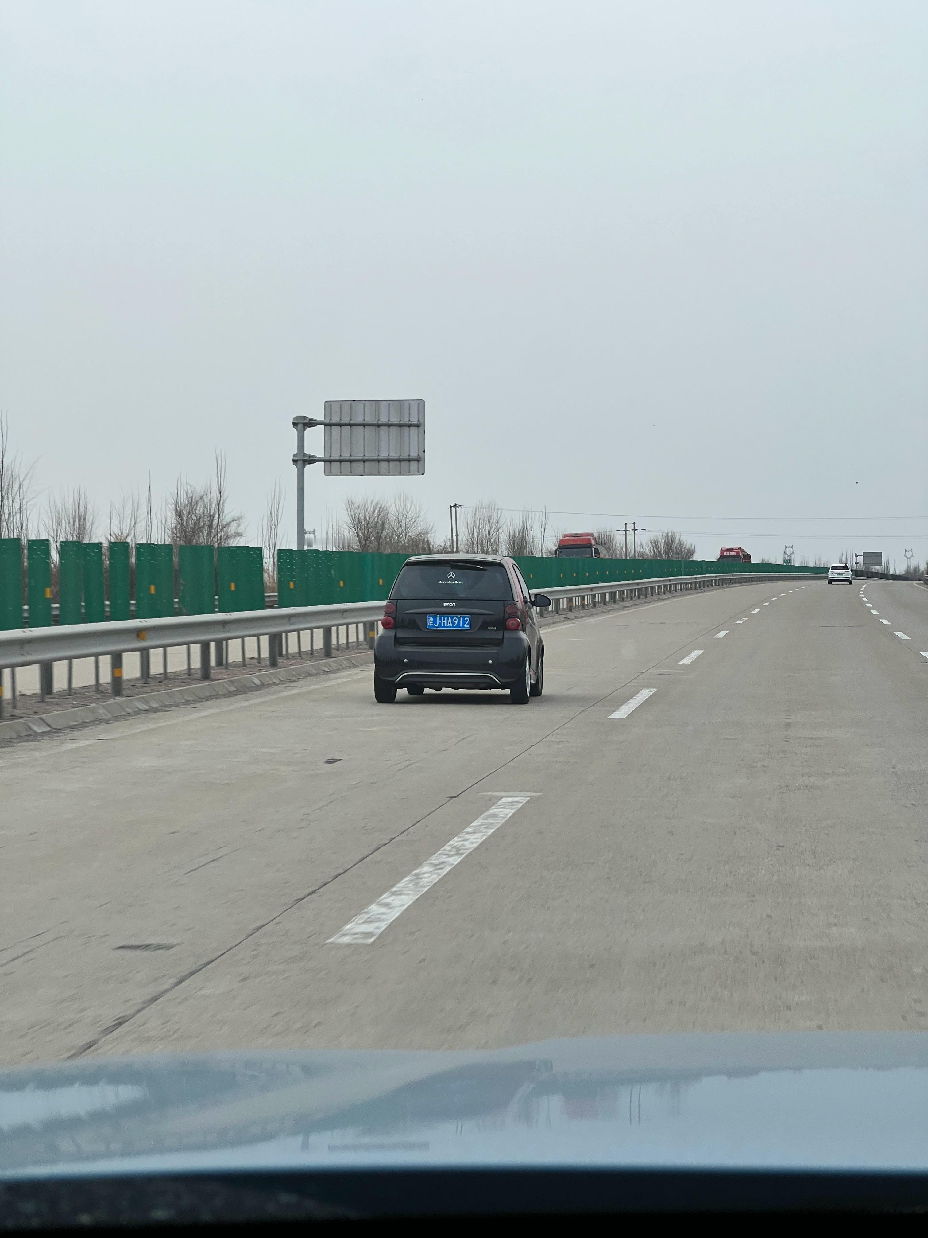 比起开跑车和开性能车跑高速，这开smart的跑高速的更是狠人，谁开谁知道 朔州
