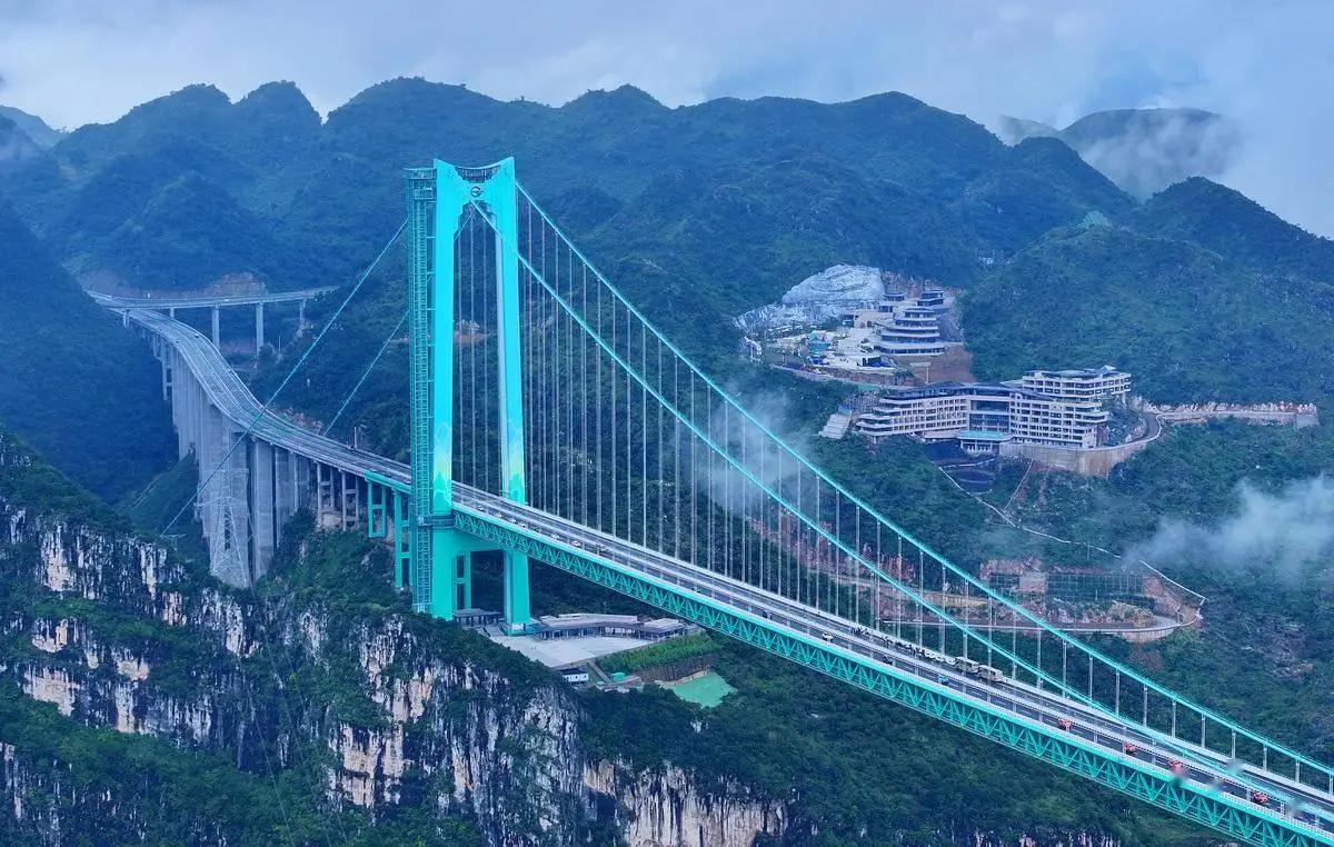 14亿中国人养不起高速？8年的时间足足亏空6万亿，美国高速免费却能盈利。美国的高