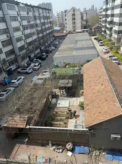 高楼群中间藏着一座小院，错过拆迁算不算损失
城市成片楼房中间留存独门小院。闲置地