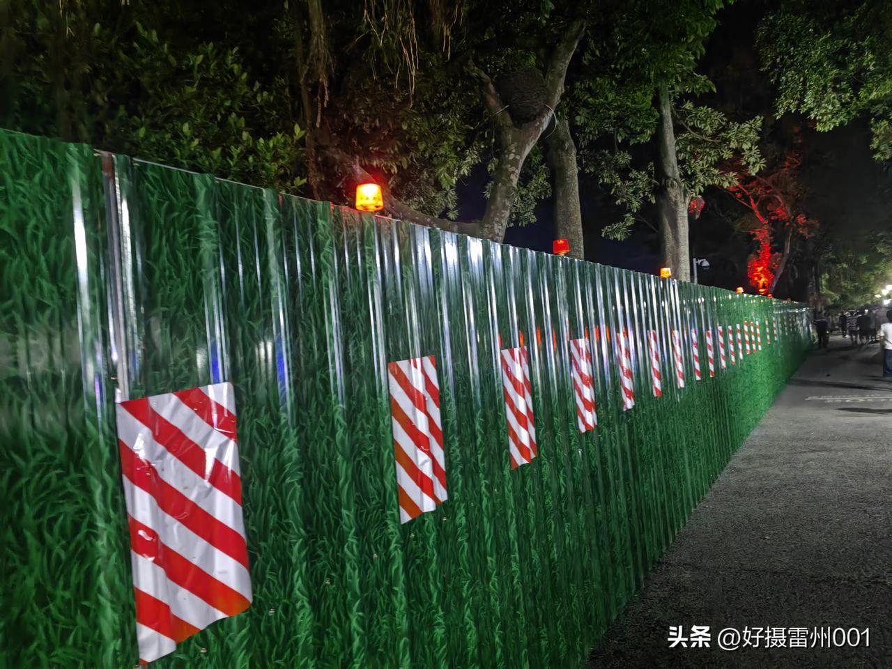 雷州南湖广场这些地方终于开始修缮了。
今晚在南湖广场跑步，发现有几个地方被铁皮围