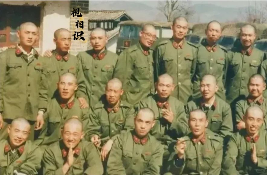 1984年，老山战役中，一群战士们在出征前的合影，画面中他们都穿着军装，剃着光头...