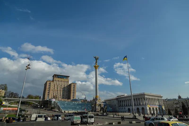 一、背景：援乌的“资金缺口”与“路径困境”

乌克兰自冲突以来陷入严重财政危机—