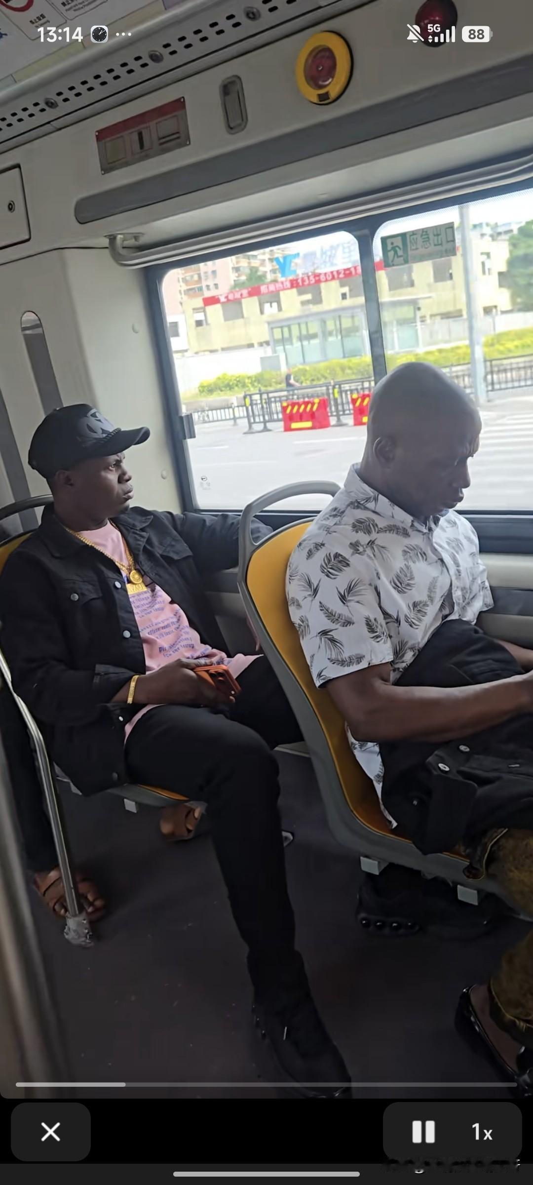 如果你想出国有没有钱，那就来广州吧，坐公交车都能有出国的感觉！
广州 黑人