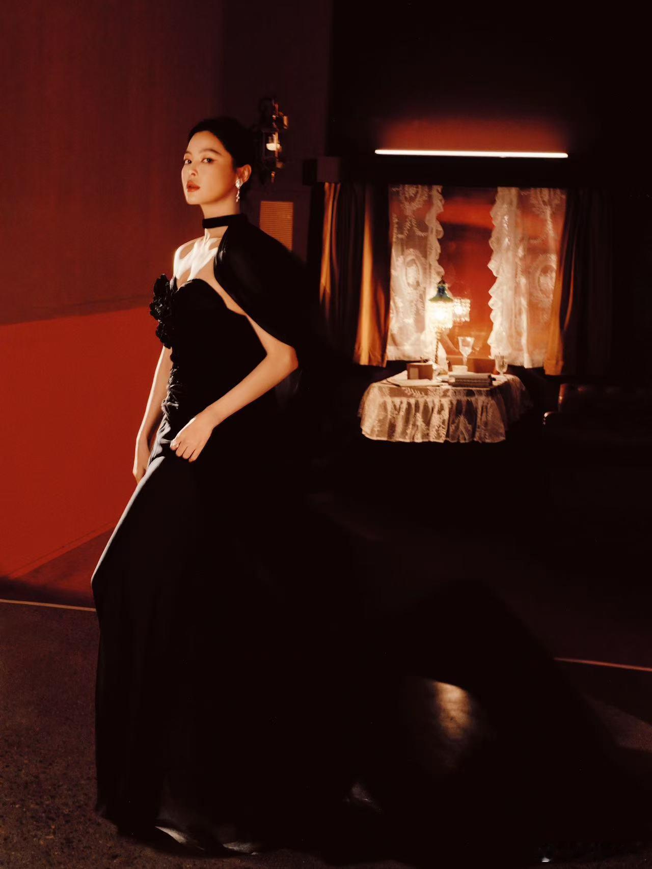 辛芷蕾微博之夜ES高定 辛芷蕾微博之夜美疯！黑丝绒裙配披风，暮色中像复古电影女主