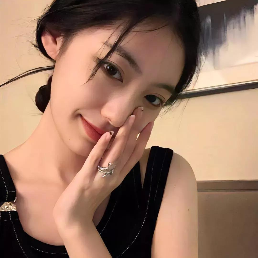 笑颜如花映，玉环轻抚面。素净笑颜 玉环美人 仙韵玉面 清斑秀颜 荔枝畔笑颜