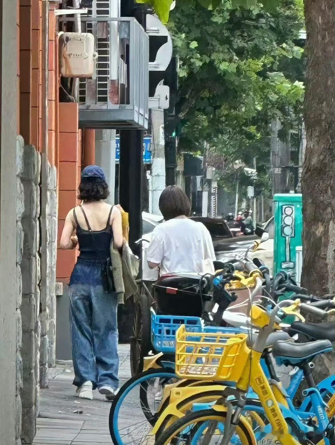 7月30日，网友偶遇赵丽颖穿吊带逛街
两人面对面对视，评论区全是羡慕的声音
个人