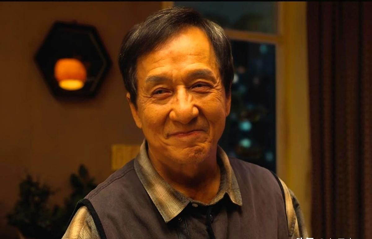 看成龙演的新电影《捕风追影》，我突然意识到自己有多老了。

电影里成龙和梁家辉飙