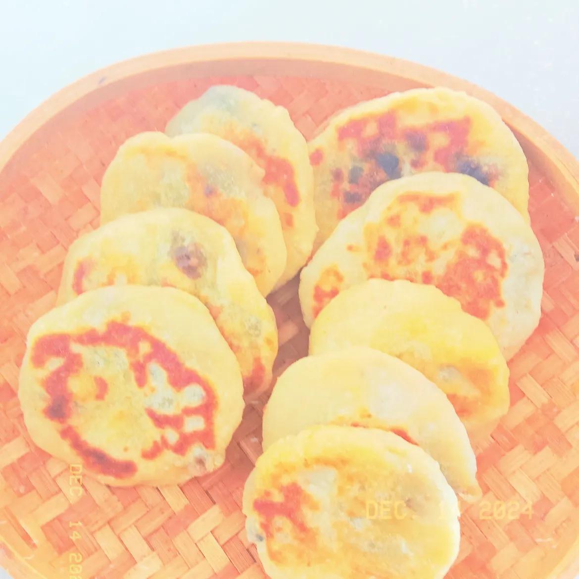 在家做美食，我是一个宝奶在家带孙孙，家务之余，给家人做点美食，烙饼子，食材也很新