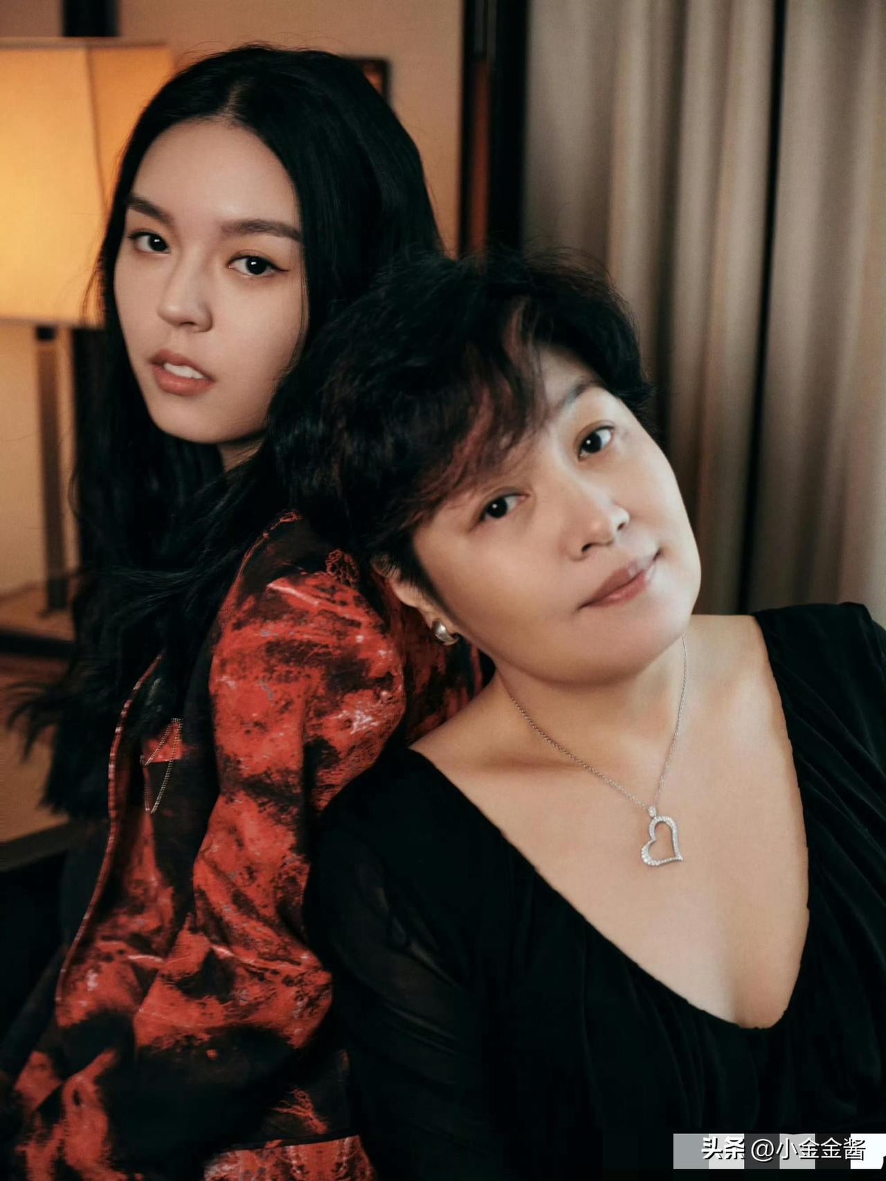 哈文母女，引发热议。

6月27日，57岁的哈文，冲上热搜，这一次，不是怀念丈夫