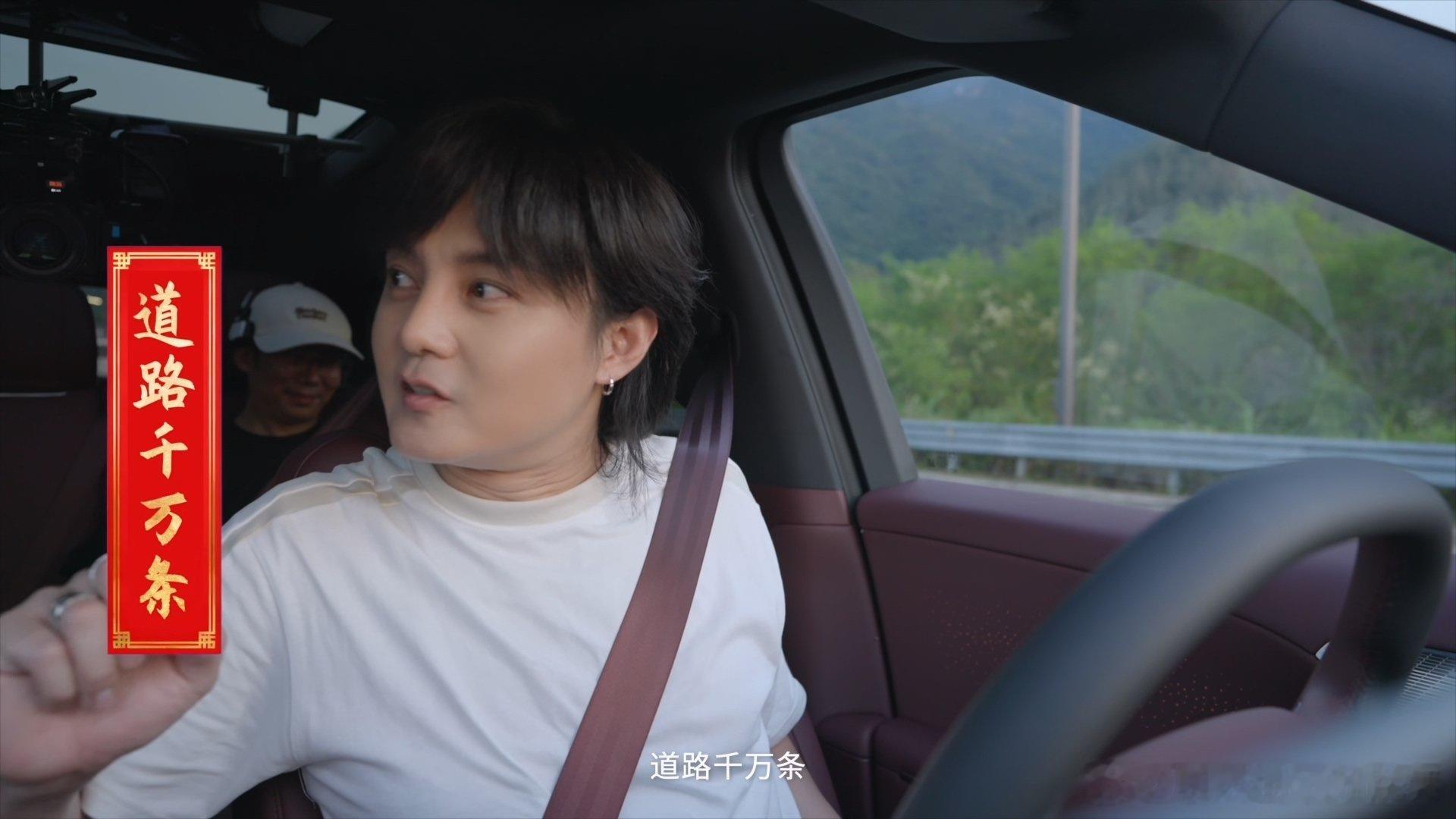 尹正开小鹏G9L复刻巴音布鲁克经典飞坡 从银幕领航员到现实车手，尹正对机械和速度