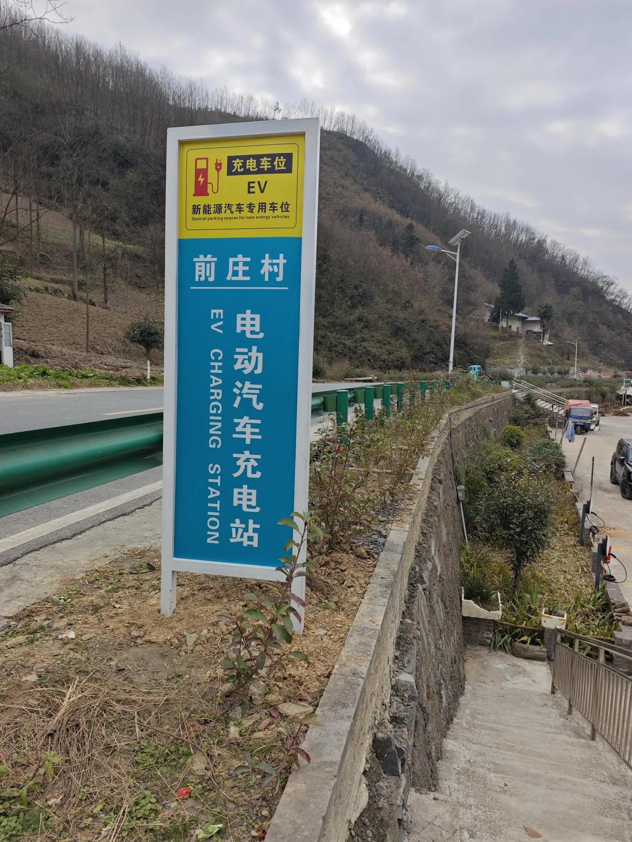 怎么这慢充桩都没通电
看到几个特来电的这种慢充充电站，但都没通电，也不知道啥时候