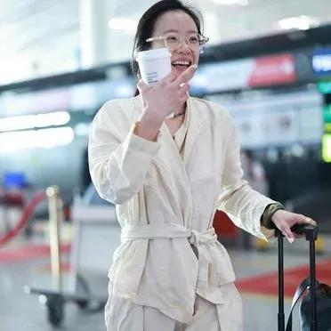看出来了，31岁李梦真是天不怕地不怕，丝毫没有一点明星包袱啊！纯素颜，配上一头乱