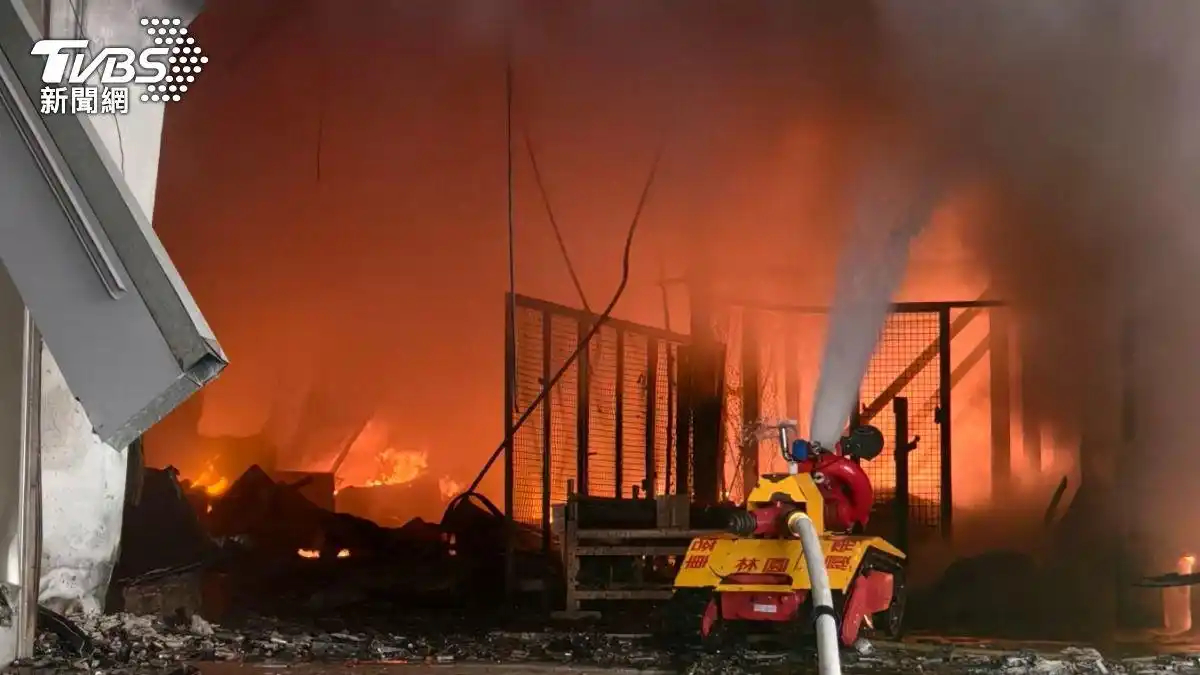 【#台湾超级电池工厂爆炸#】位于高雄市小港区的岛内首家“超级电池工厂”三元能源科