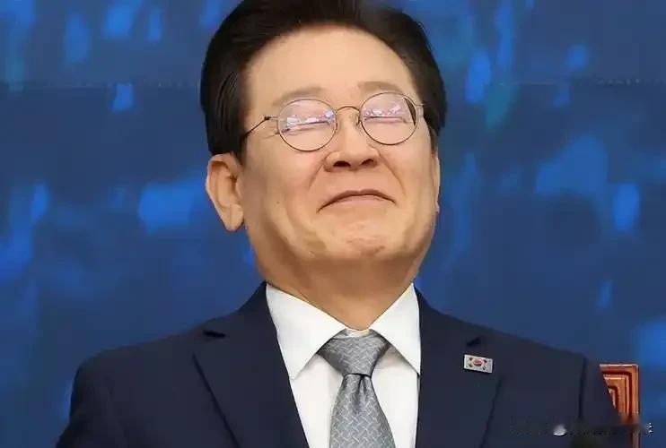 李在明对着镜头那一脸无奈，

我是真没想到韩国人也有承认“完蛋”的一天。

这话