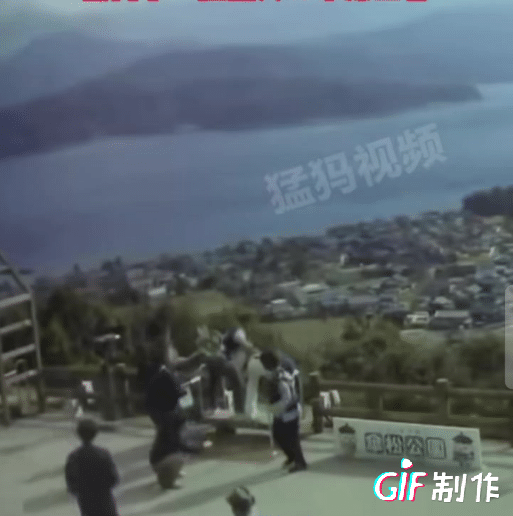 日本人真狠，自己人都不放过。
日本一游客弯腰从胯下看山谷的风景被同事一把推下15