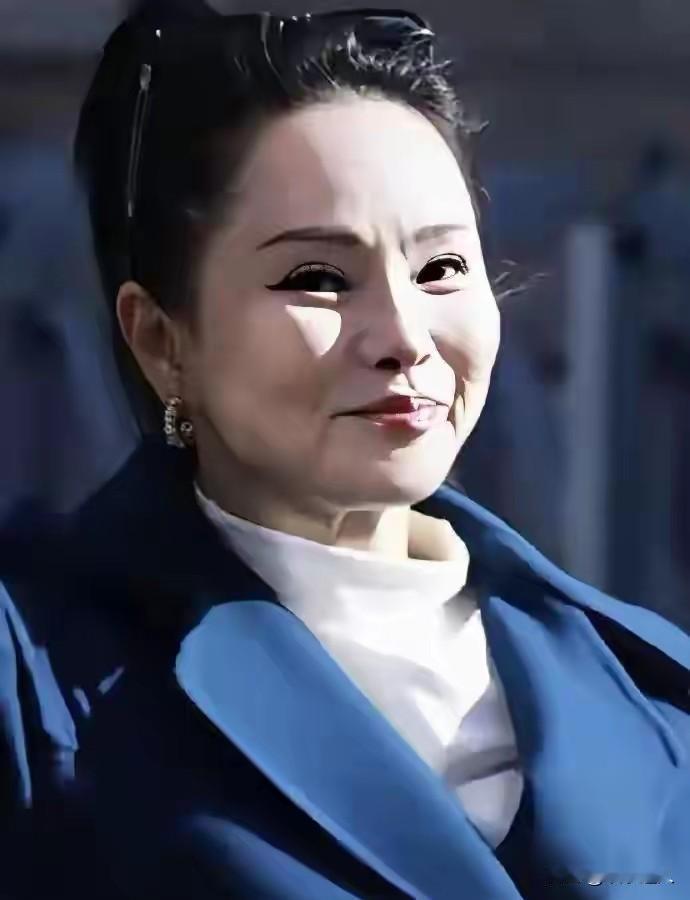年花百万“冻龄”，结果脸肿成“发面馒头”：伊能静的生图，治好了我的年龄焦虑