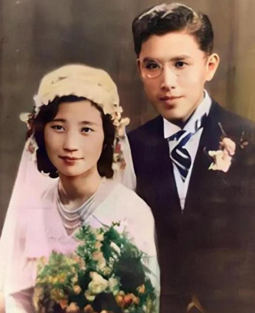 1993年，91岁的周培源散步回家后觉得有点累，他像往常一样，贴在妻子耳旁说“我