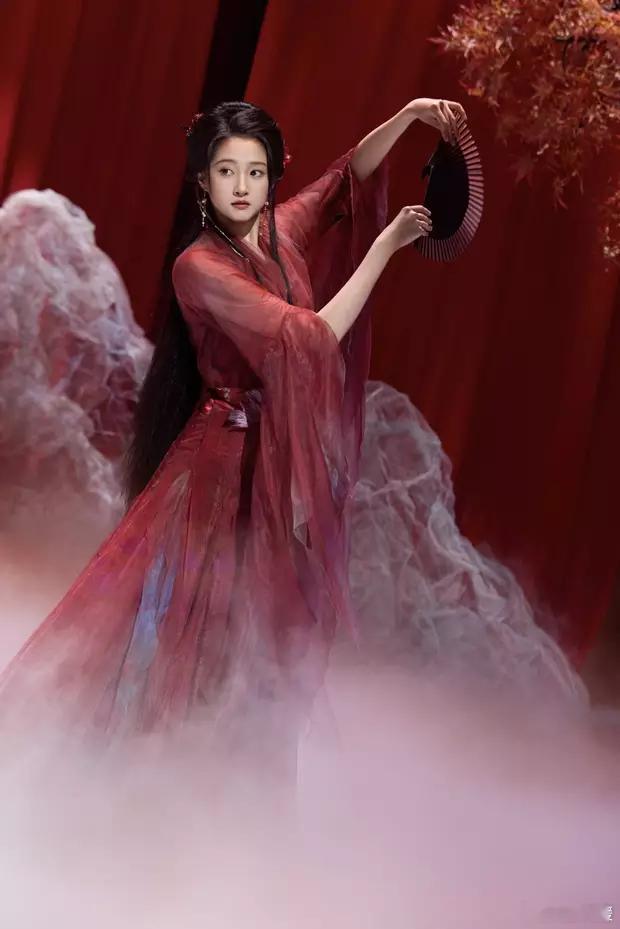 分享娱乐[超话]分享娱乐 关晓彤一袭红衣执扇轻盈舞动 ，宛若画中美人妩媚明艳 ​