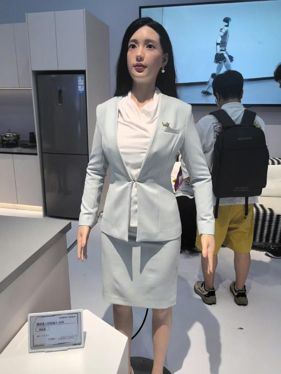 为什么致力于“人形”机器人？

很多人都有个疑问，现在市面上各种机器人五花八门，